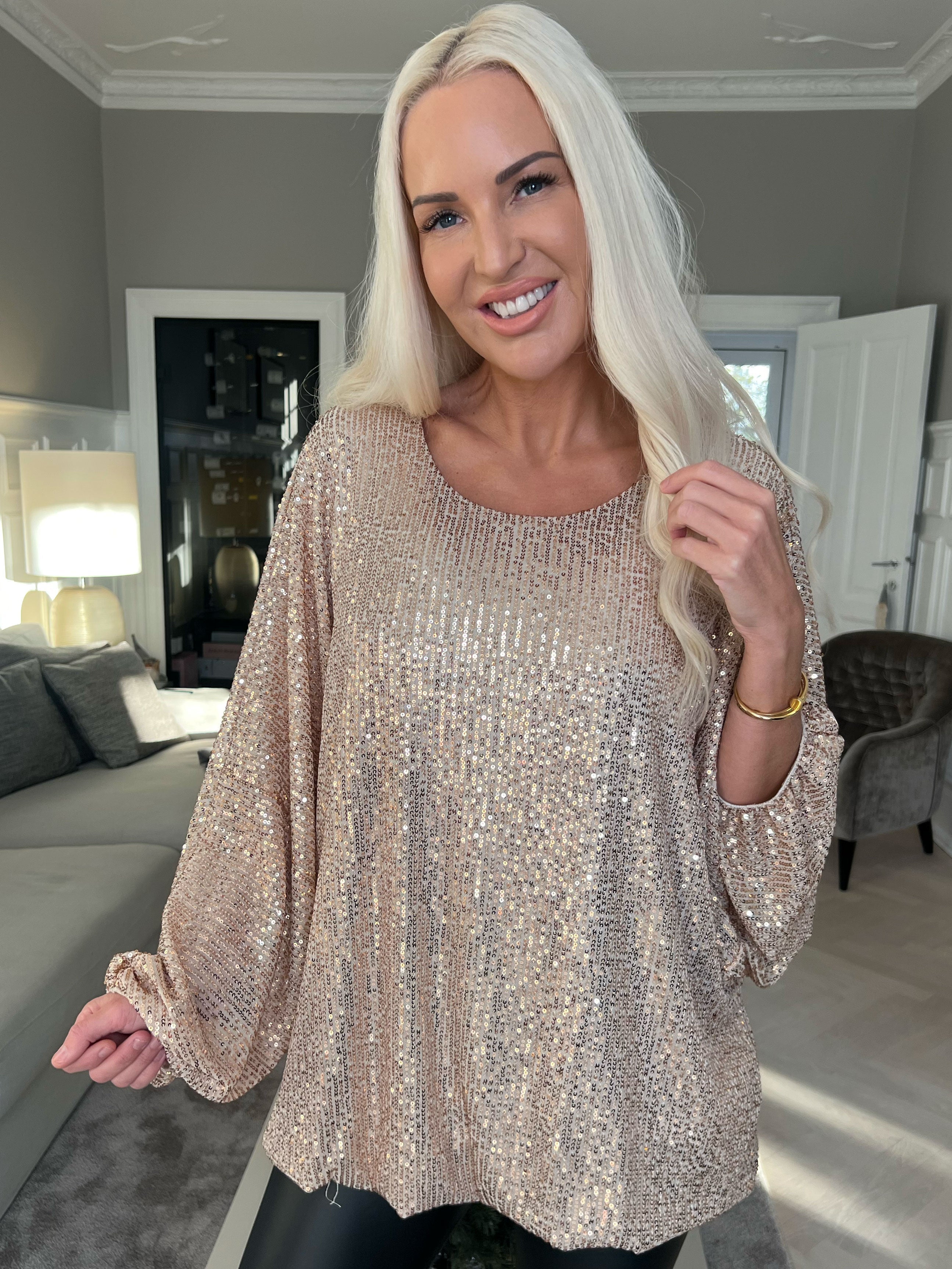 Destiny - Paljettblus med fladdermusärmar